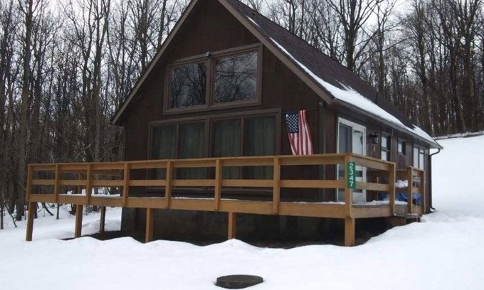White Cabina | Cozy rustic A-Frame close to Seven Springs and Hidden Valley