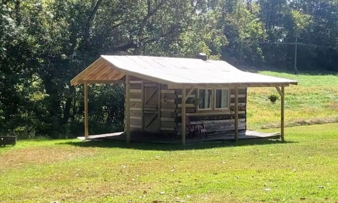 Milford Cabina | Cozy Rustic Cabin Getaway at 27-Acre Campground