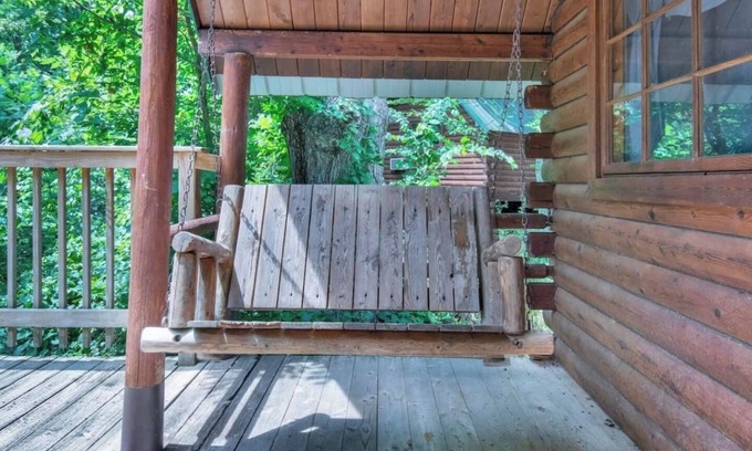 Bloomington Cabina | Cozy Rustic Cabin with Views