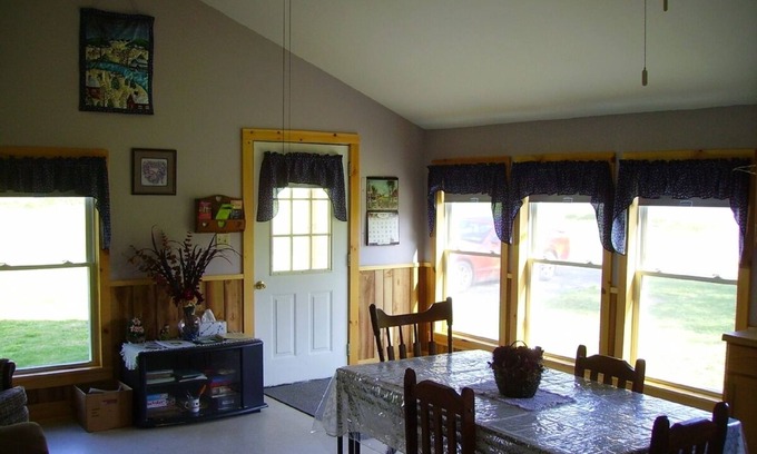 Penn Yan Cabina | Acogedora cabaña rústica con hermosas vistas, privacidad y 1 milla del lago Keuka