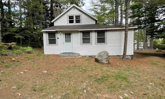 South Casco Cabaña | Cozy rustic cottage with country charm