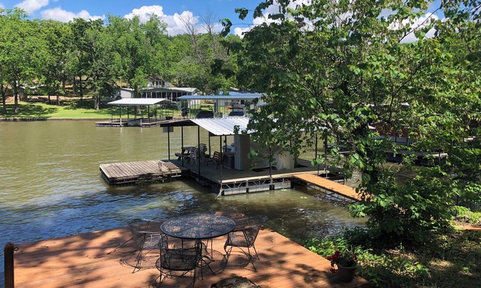 Lake of the Ozarks Cabina | Cozy rustic lakefront cabin with AC and WiFi in charming Camdenton