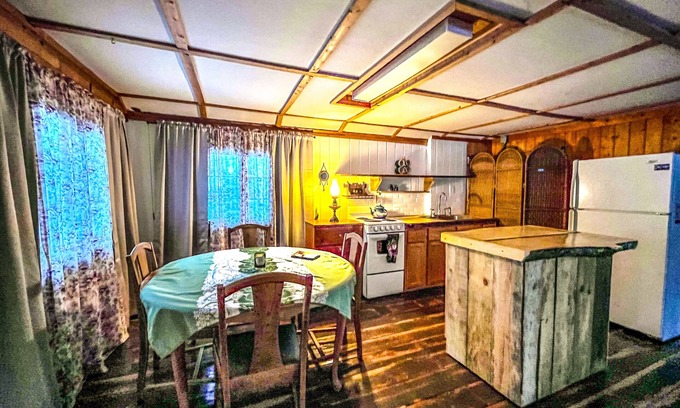 Big Bay Cabina | Cozy Rustic, Peaceful 1 bedroom cabin in Big Bay 1 mi from village year round