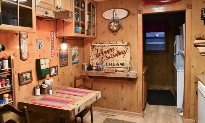 Twin Lakes Cabaña | Cozy Rustic Retro Cottage - Lake - Boats - Golf