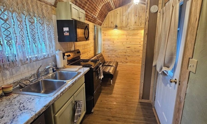 Leary Cabina | Cozy rustic tiny home! Just off of interstate 30, it's 5 minutes from Texarkana.