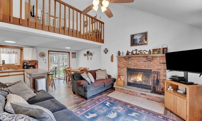 Pocono Lake Casa | Cozy - Rustic - Romantic