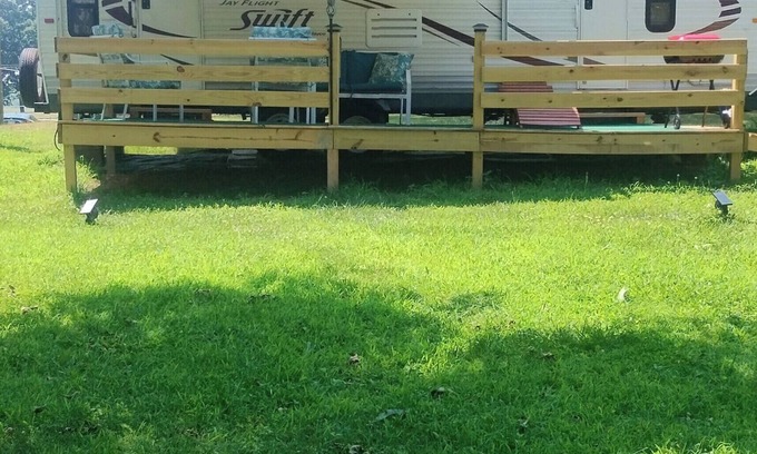Lincolnton Alquiler De RV | Cozy RV Cabin Sitting on a Privately owned Campground in wonderful Lincolnton NC