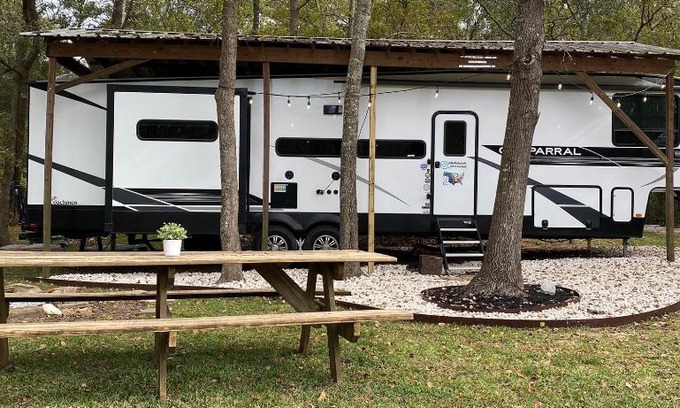 Willis Apartamento | Cozy RV Experience w/POOL+SPA Near Lake Conroe