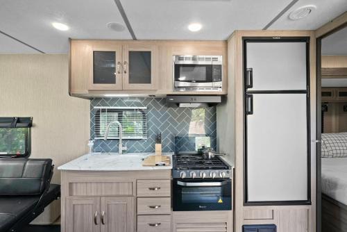 Lake Como Casa | Cozy Rv Retreat Fast Wi-fi & Pet-friendly