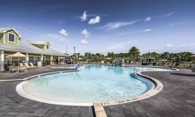 Frostproof Alquiler De RV | Cozy RV Site with Pool, Lakes and Tiki Bar in enchanting Lake Wales