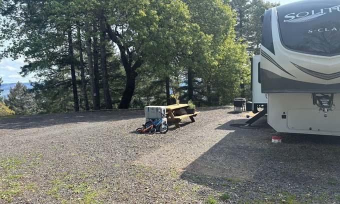 Ukiah Cabina | Cozy RV with terrific views, and peaceful surroundings.