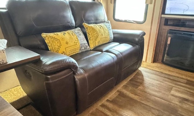 Palmetto Casa | Cozy RV with WiFi, Wood Deck w/awning in marvelous Palmetto