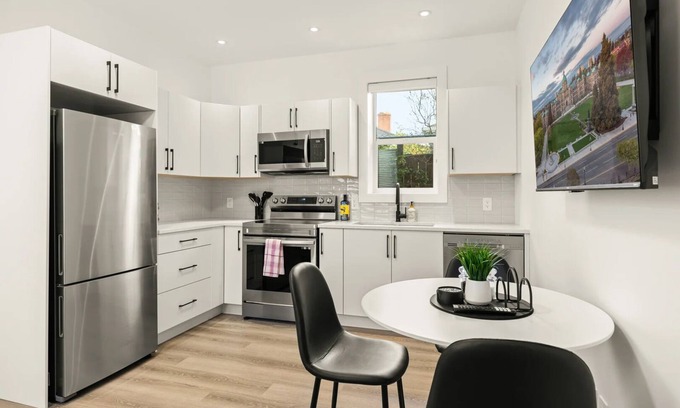 Saanich Casa | Cozy Saanich Cottage in prime location to Downtown, UVIC, Camosun, SMUS