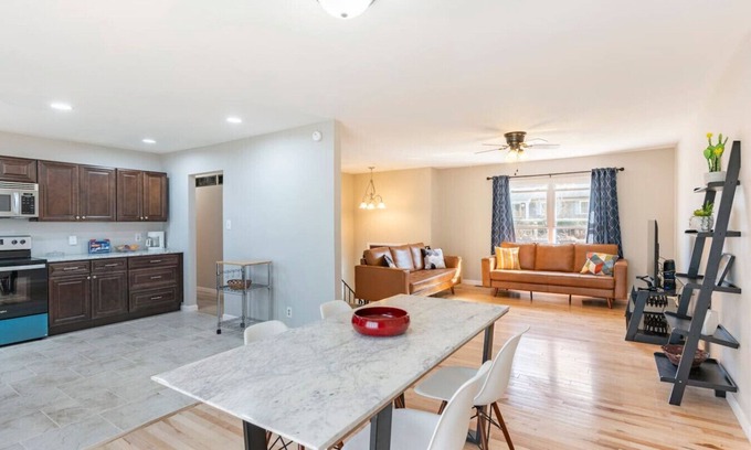 Fenton Casa | Nice home -safe & quiet - 4 BR 2.5 B -6 Queen beds