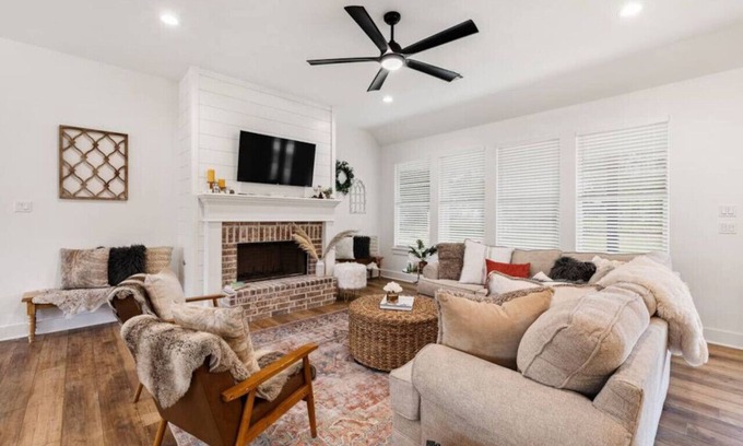 New Ulm Casa | Cozy, sassy & fun! NEW modern farmhouse!!