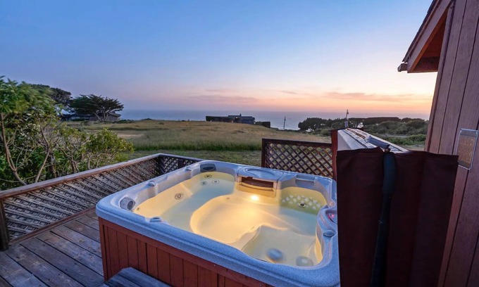 Manchester Casa | Cozy Sea View Cabin - Ocean Views - Hot Tub