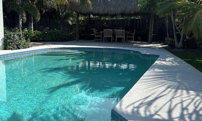 Hobe Sound Cabaña | Cozy SeaGrape Cottage ~ 5 minutes to quiet beach