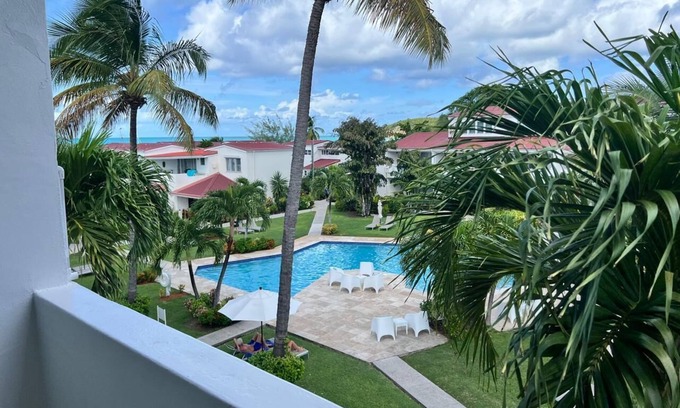 Dickenson Bay Condominio | Cozy Seaside studio condo with Balcony, AC and WiFi in awesome Antigua