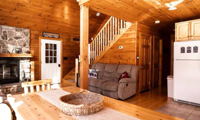 Bodines Cabina | Cozy Secluded 3 BR Log Cabin with Hot Tub and Wood Burning Fireplace!