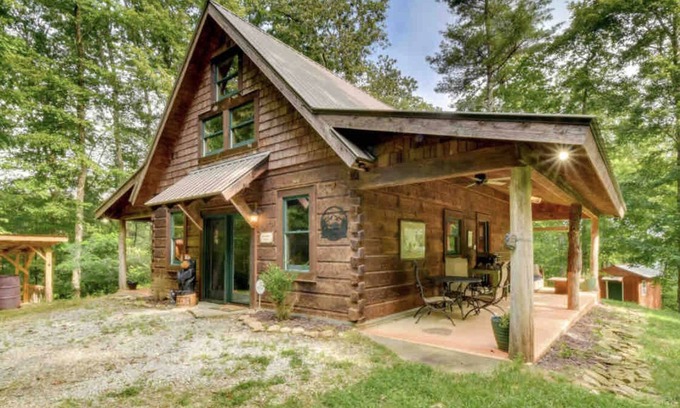 Rabun Gap Cabina | Cozy secluded creekside cabin, wood burning fireplace, seasonal Mountain Views.