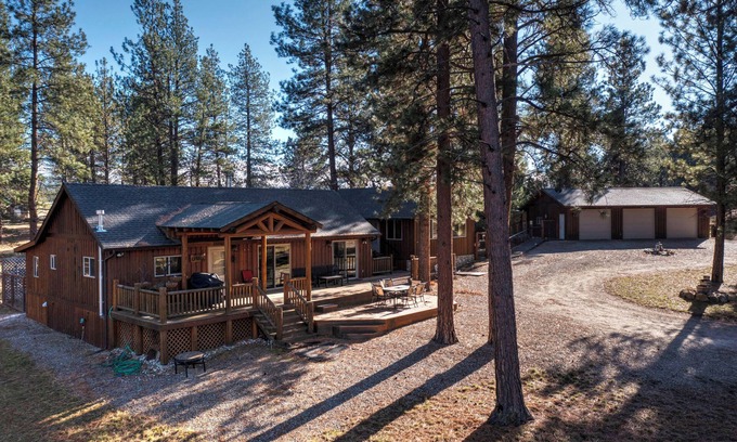 Stevensville Casa | Cozy, secluded log cabin and bunk house w/ mountain views in Stevensville, MT
