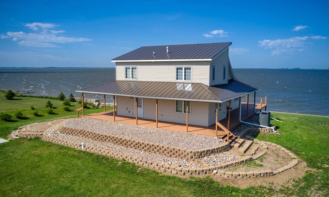 Lake Preston Cabina | Cozy & secluded private beach side home