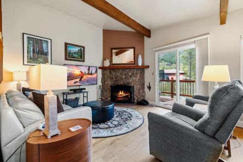 Vail Casa | Cozy Secluded Riverfront Cabin Fireplace Parking