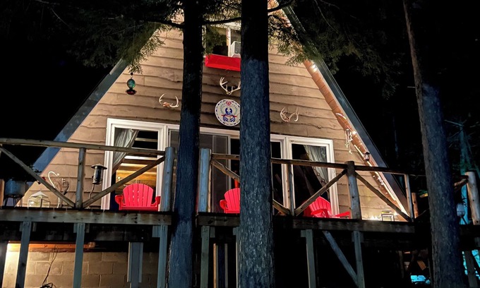 Saranac Lake Cabina | Cozy,secluded waterfront lodge nestled in the Adirondack Mountains. Pet friendly