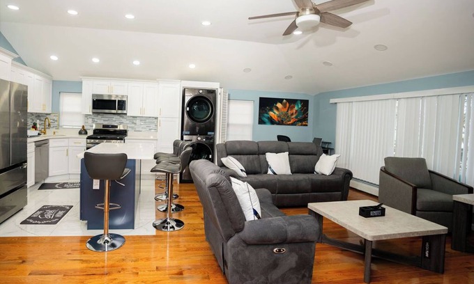 Rochdale Apartamento | Cozy & Serene 3-bedroom Apartment with AC, WiFi,TV'S Near JFK Airport- Queens NY