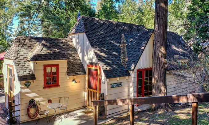 Cedar Glen Cabina | Acogedor Shabby Chic, Romántico, Lake Peekaboo, Lake Passes. Perfecto para 2-4, Fido OK!