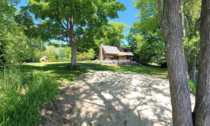 Sharbot Lake Cabaña | Cozy Sharbot Lake Cottage