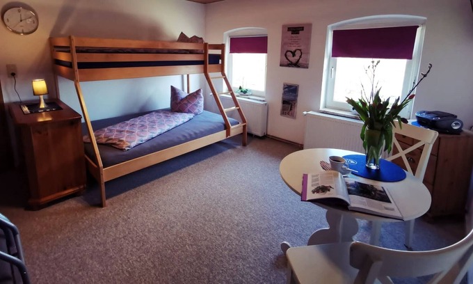 Rabenholz Cama Y Desayuno | Cozy shared room Marry on the horse farm