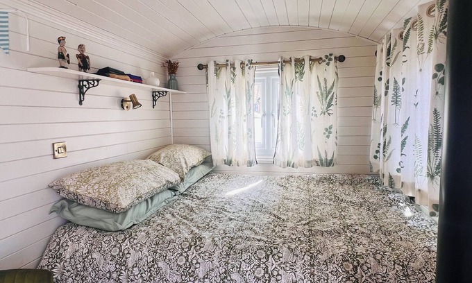 Whitstable Cabina | Cozy shepherd's hut in Whitstable town centre - The Oyster Bed 🦪