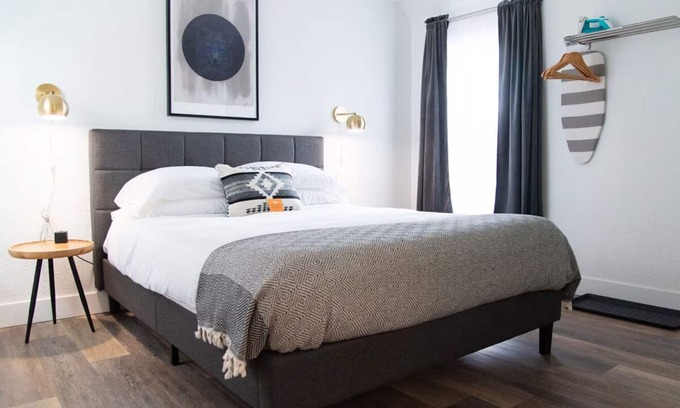 Pagosa Springs Hotel | Cozy Single Queen Room, The Nightingale Motel, Mountain Views, Downtown Spot