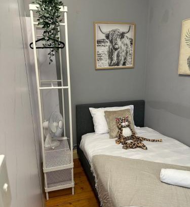 Surry Hills Casa | Cozy Single Room - Seconds to Central Station - Nearby CBD USYD UTS - Shared Bathroom