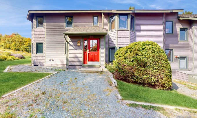North Troy Condominio | Cozy Ski-in/Ski-out condo w/ balcony, mountain views, gas fireplace, w/d, wifi