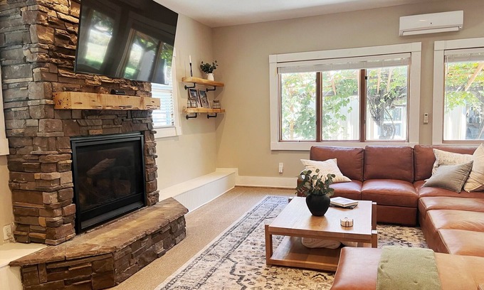 Mountain Green Casa | Cozy Ski Retreat w/HotTub and Majestic Views - Ski @ Park City, Powder or Basin