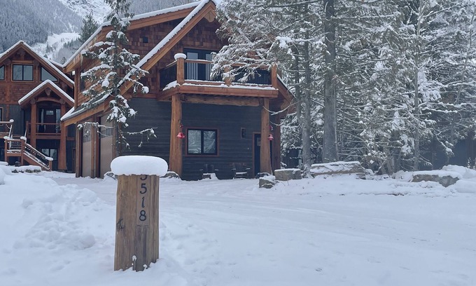 East Kootenay Chalet De Esquí | Cozy Ski Retreat with Moutain View/Ski In Property/Hot tub/5 mins to the Lifts