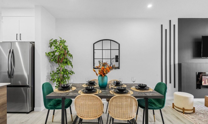 Northwest Edmonton Casa | Cozy | Sleeps 10 | AC | FirePlace | Near West Edmonton Mall |King Bed