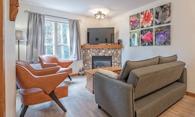 Silver Star Mountain Condominio | Slopeside 1 bedroom + alcove Creekside condo with full kitchen & gas fireplace.