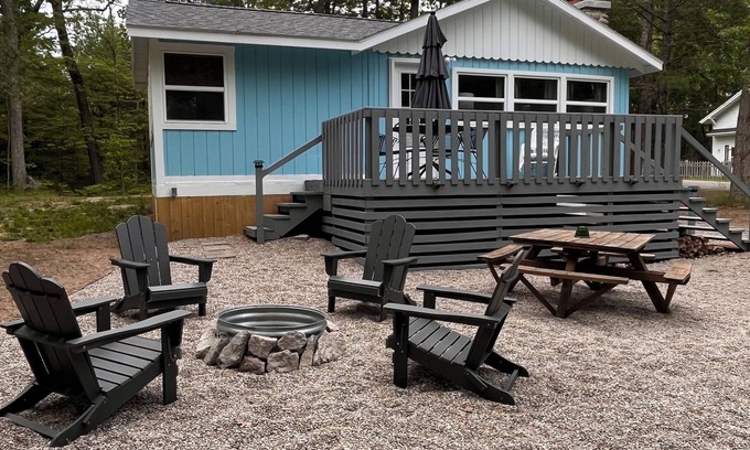 East Tawas Cabina | Cozy Small Cabin just a 2 minute walk to Lake Huron with a beautiful beach.