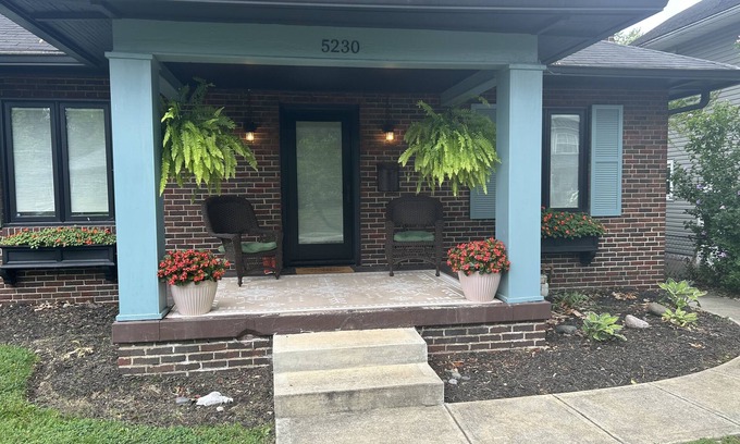 Meridian-Kessler Casa | Cozy Sobro Bungalow in the heart of meridian kessler