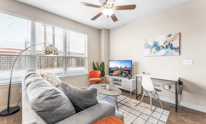 Pleasant Valley Apartamento | Cozy SoCo 1BR King Suite w/ GymPickleballLaundry