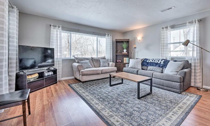 South Bend Casa | Cozy South Bend Retreat Less Than 2 Mi to Notre Dame!