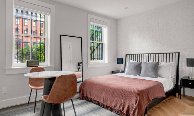 Columbus Apartamento | Cozy South End Studio near T, Shops + Dining, by Blueground
