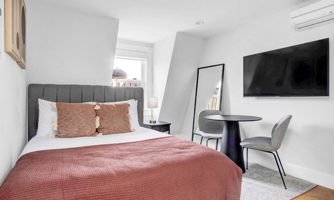 Columbus Apartamento | Cozy South End Studio near T, Shops + Dining, by Blueground
