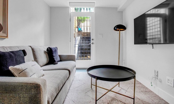 Columbus Apartamento | Cozy South End Studio near T, Shops + Dining, by Blueground