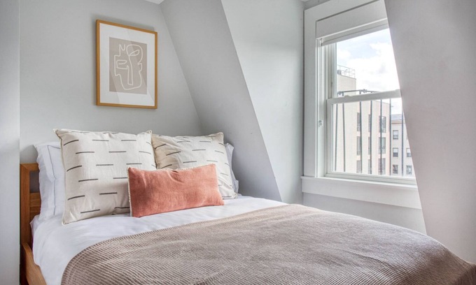Columbus Apartamento | Cozy South End Studio near T, Shops + Dining, by Blueground