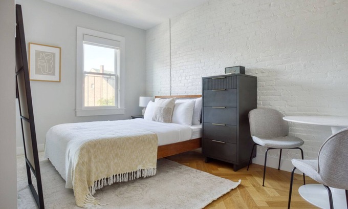 Columbus Apartamento | Cozy South End Studio near T, Shops + Dining, by Blueground