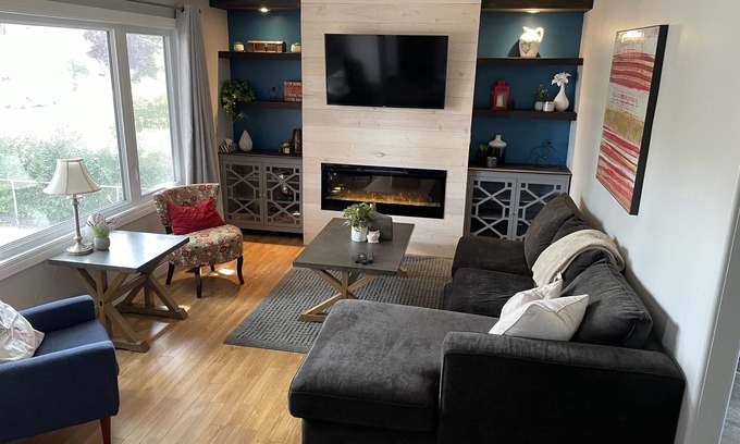 Saskatoon Casa | Cozy Space, 5mins to outdoor pools, shops, and restaurants.